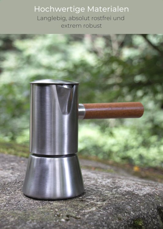 "Espressokocher Vesuv Edelstahl mit Holzgriff von Lambda Coffee, Outdoor auf Felsen"