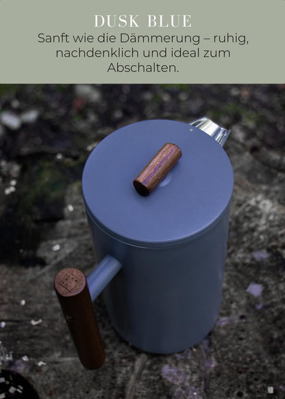 "Lambda Coffee Caldera French Press Edelstahl Dusk Blue mit Holzgriff robuste Pulverbeschichtung"